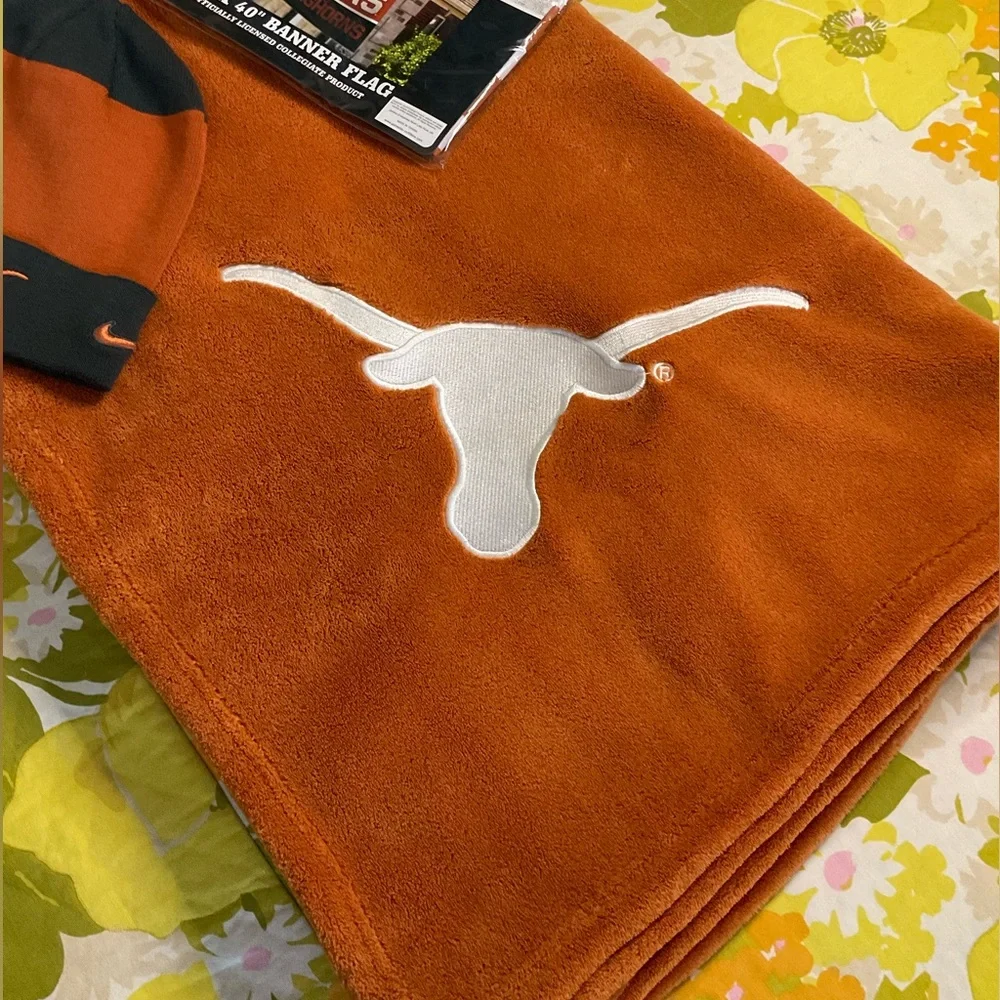 Texas Longhorns Blanket Bundle - Throw Blanket, Nike Beanie & Banner Flag